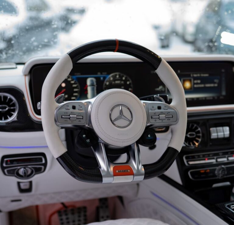 Чем лучше обтянуть руль: кожа, алькантара или экокожа?