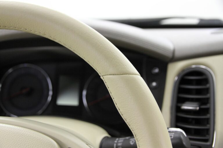 Облазит кожаный руль: что делать и как вернуть ему новый вид