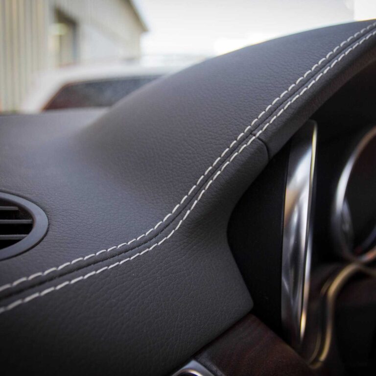 Перетяжка торпедо после ДТП: как восстановить салон и вернуть заводской вид